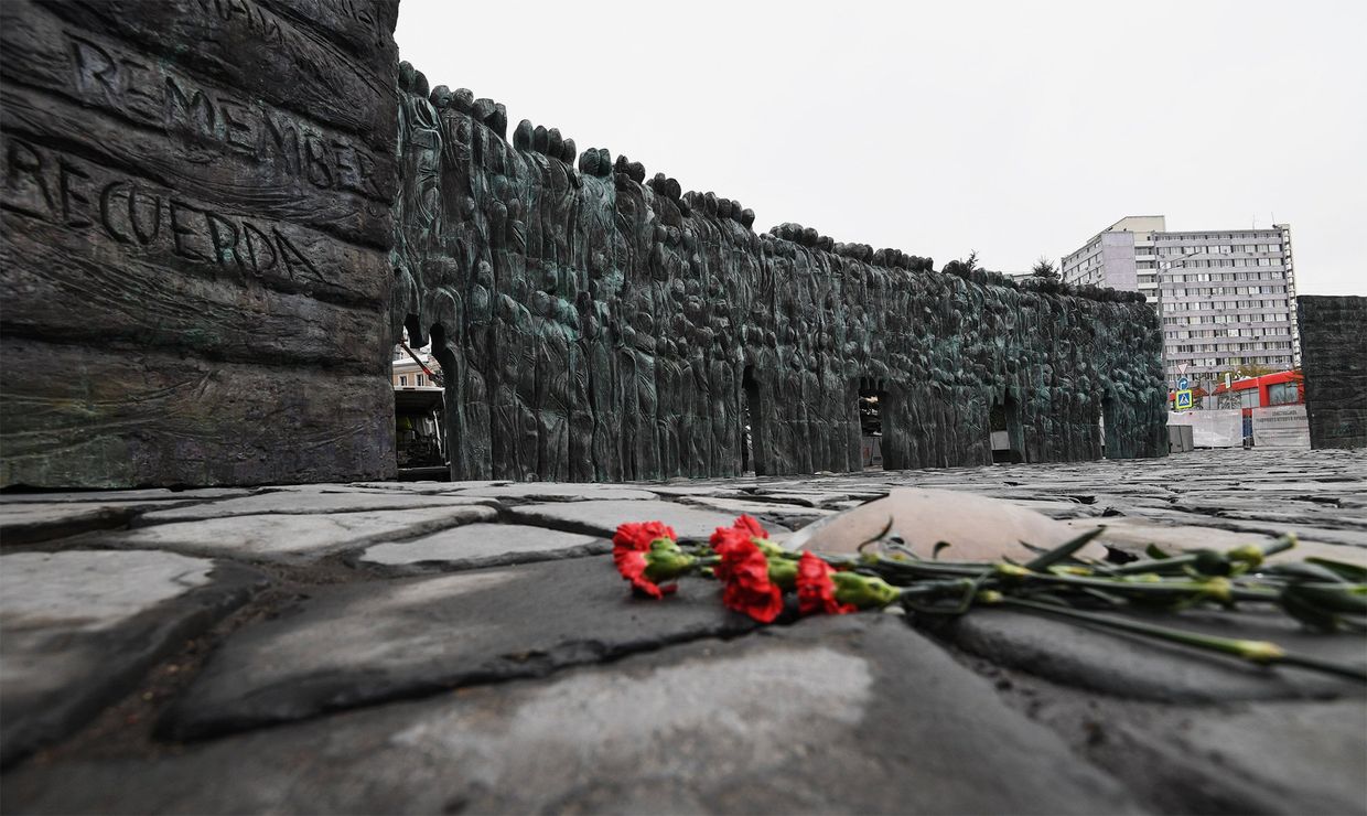 Монумент жертвам политических репрессий Стена скорби в Москве. 27 октября 2017
