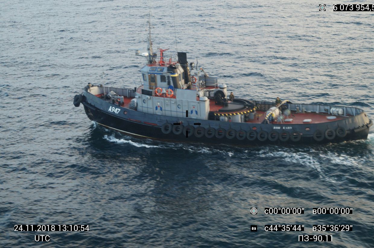 Два малых бронированных артиллерийских катера и рейдовый буксир ВМС Украины пересекли российскую границу и движутся в сторону Керченского пролива.  25 ноября 2018