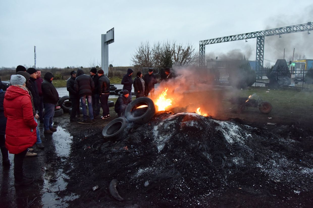 Владельцы автомобилей с иностранной регистрацией жгут автомобильные покрышки на украинско-польской границе во Львовской области. 26 ноября 2018