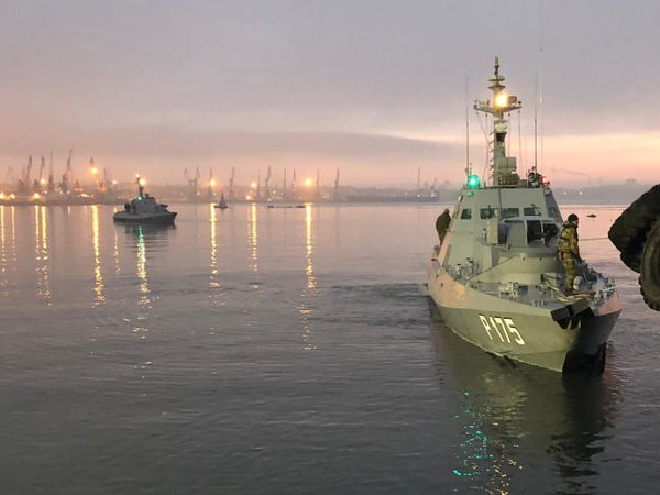 Задержанные украинские корабли доставлены в порт Керчи