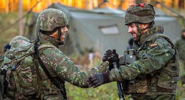 Учения словацких и испанских войск в Литве Учения словацких и испанских войск в Литве