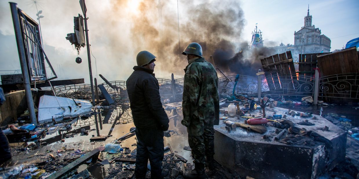 Сторонники оппозиции на площади Независимости в Киеве, где начались столкновения митингующих и сотрудников милиции
