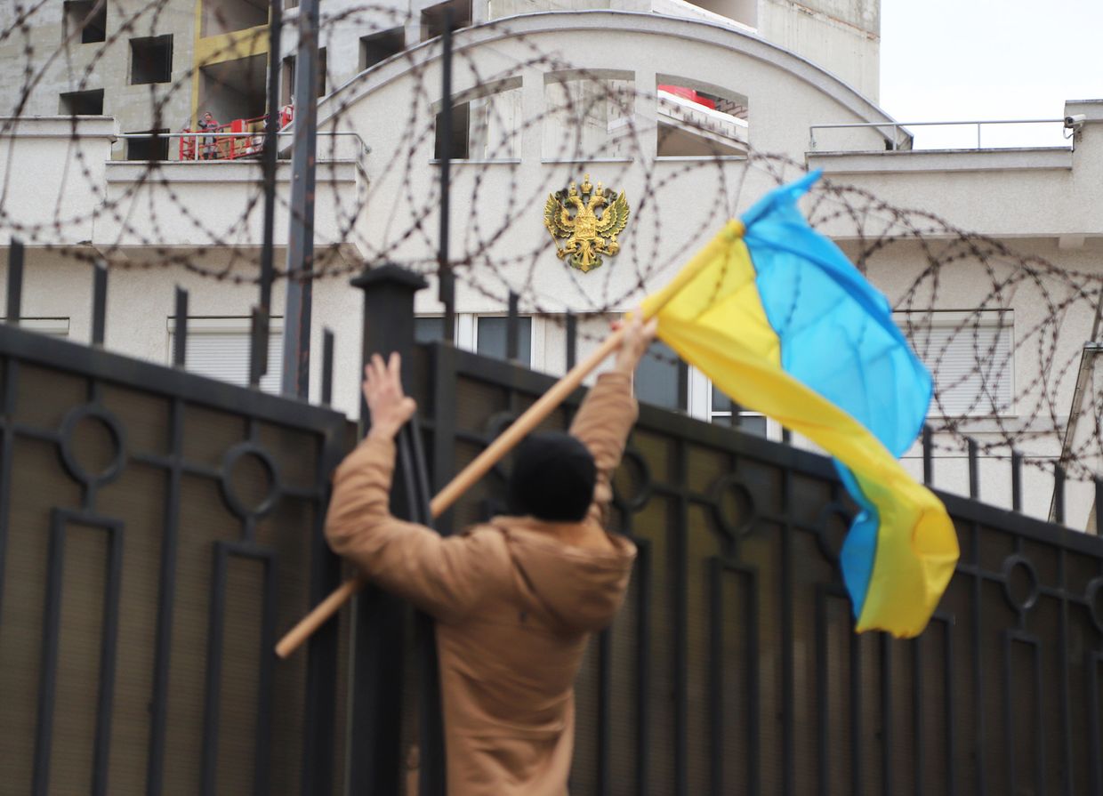 Участник акции протеста у консульства России в Одессе