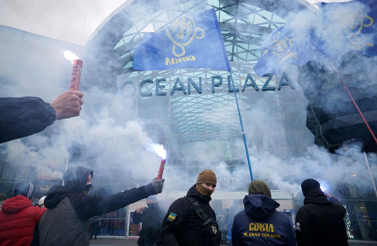 Митинг против российского бизнеса на Украине у торгового центра Ocean Plaza в Киеве
