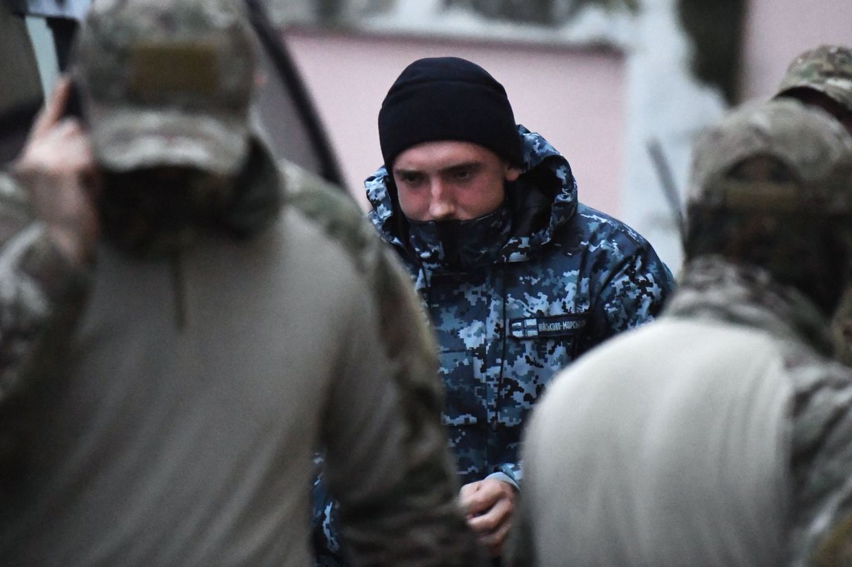 Один из задержанных моряков с корабля ВМС Украины у Киевского районного суда Симферополя