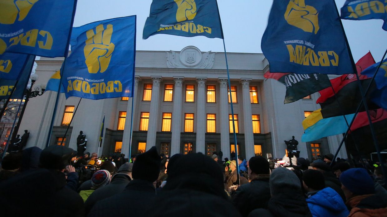 Сторонники украинской националистической партии Свобода проводят митинг возле Верховной рады с требованием принятия введения военного положения в Украине. 26 ноября 2018
