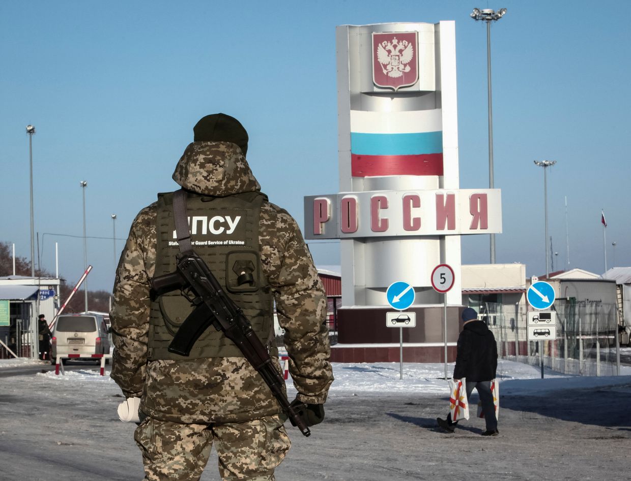 Пограничник на пункте пропуска Гоптовка в Харьковской области Пограничник на пункте пропуска Гоптовка в Харьковской области