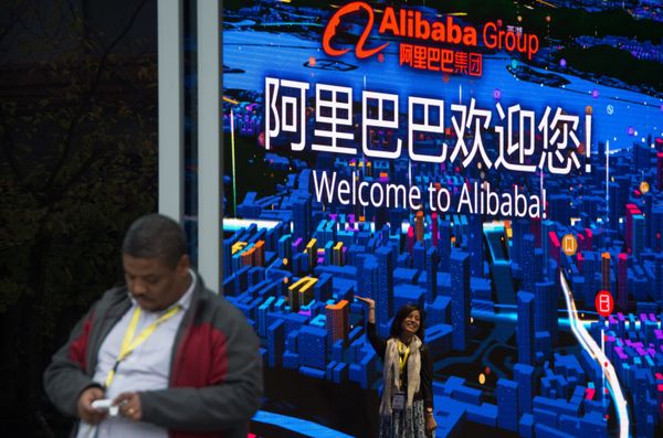 Посетители в штаб-квартире компании Alibaba Group в городе Ханчжоу в КНР