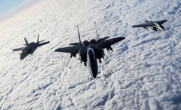 Истребители Великобритании, США и Франции во время военных учений