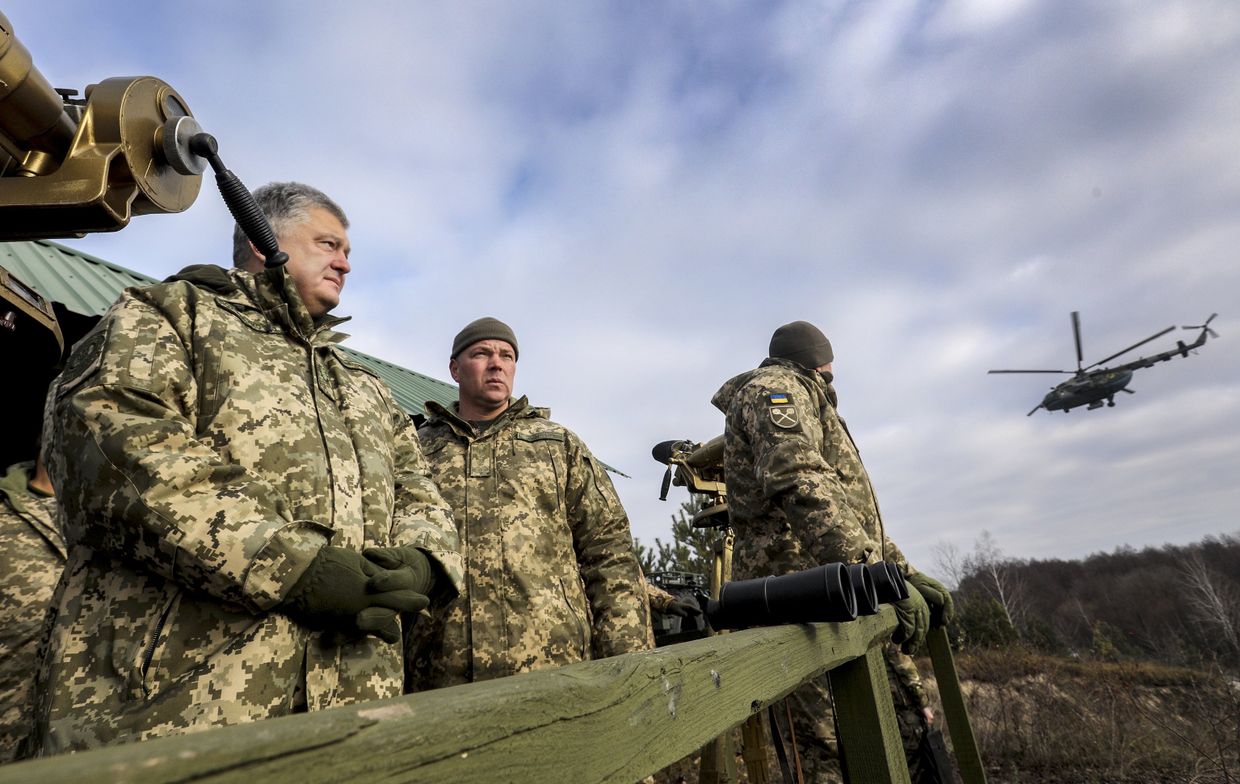Президент Украины Петр Порошенко и командующий Десантно-штурмовыми войсками ВС Украины Михаил Забродский во время тактических учений десантно-штурмовых войск в Житомирской области. 21 ноября 2018