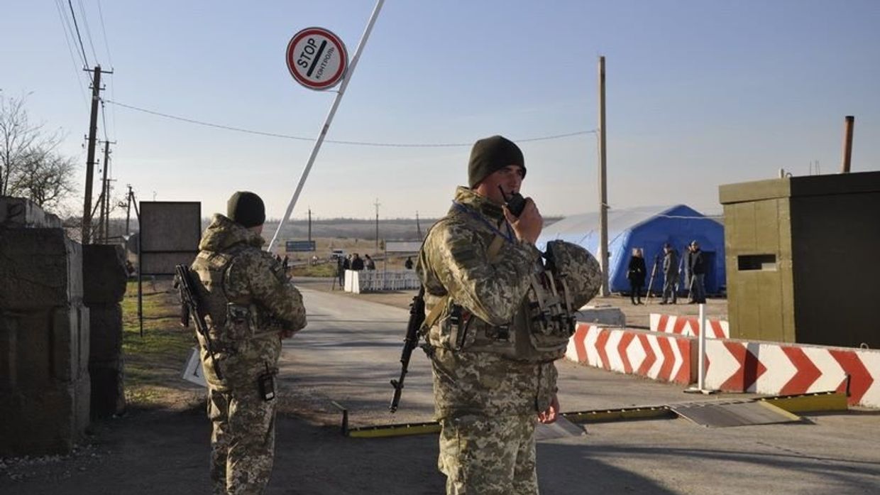 Украинские пограничники на контрольно-пропускном пункте