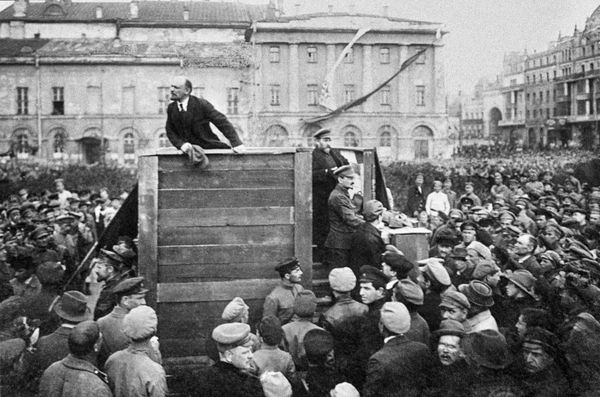 Выступление Владимира Ленина с трибуны на площади перед народом и соратниками