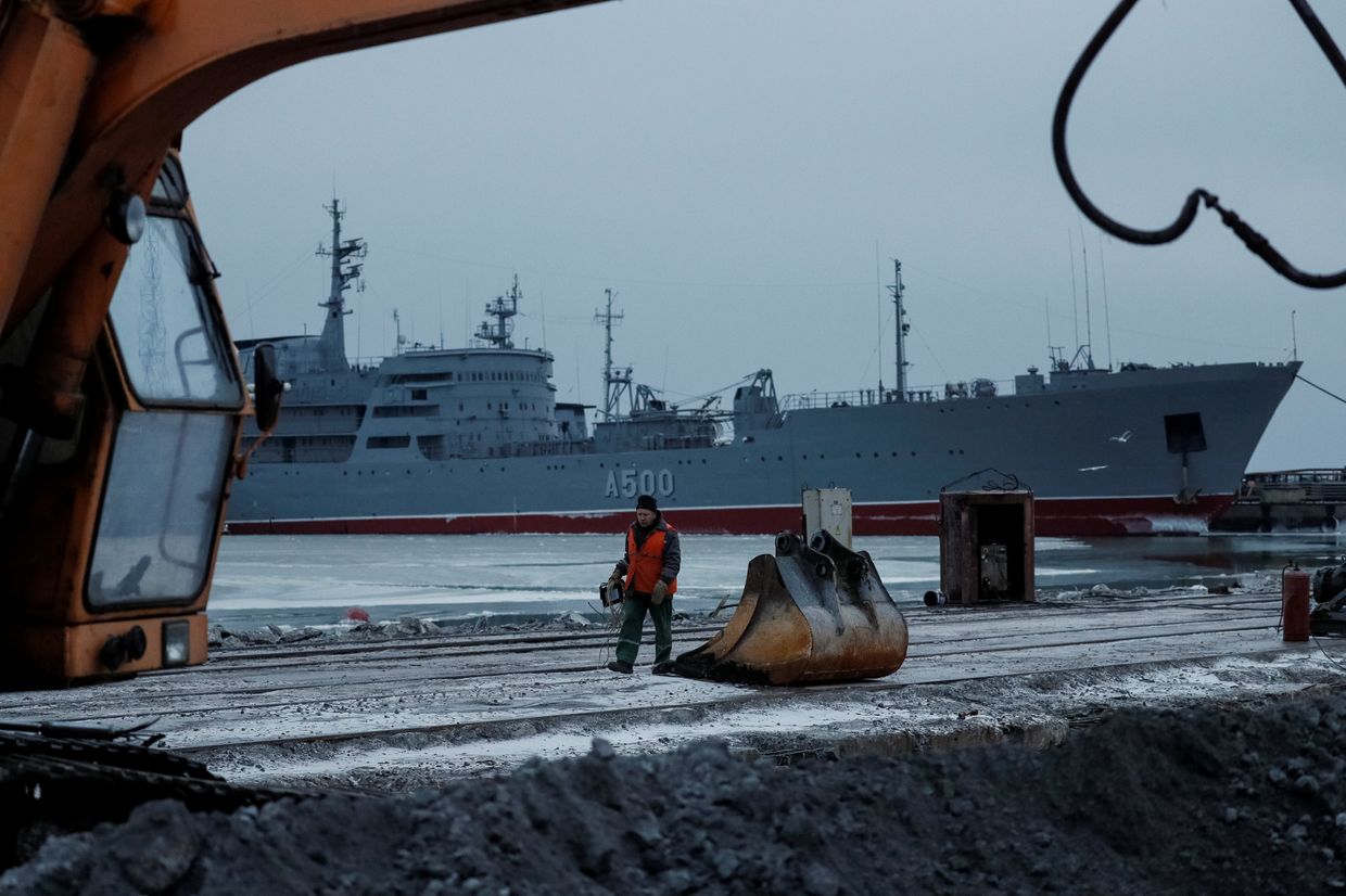 Корабль ВМС Украины в порту Мариуполя