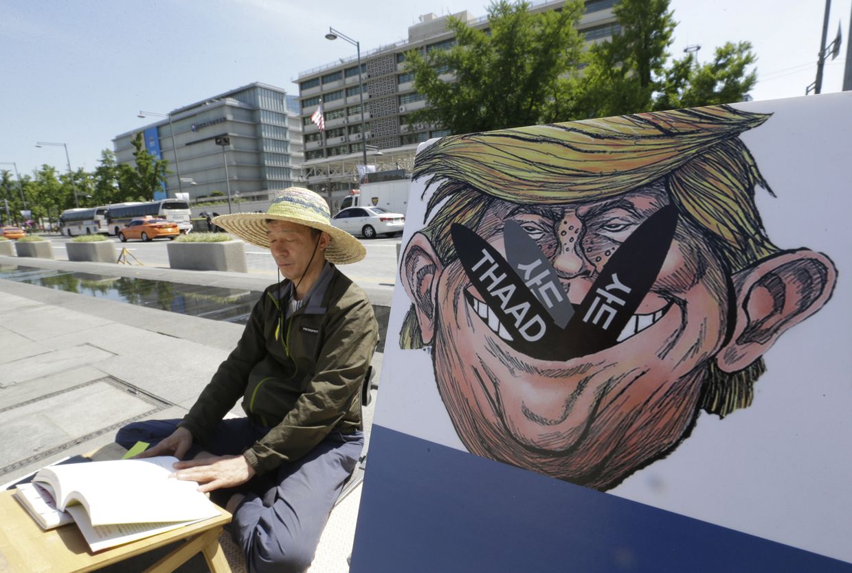 Участник акции протеста против развертывания системы ПВО THAAD в Южной Корее