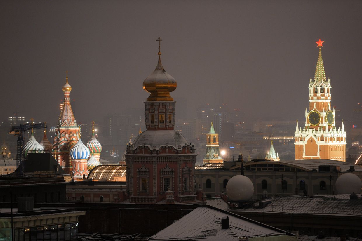 Спасская башня Московского Кремля, храм Богоявления Господня и Покровский собор