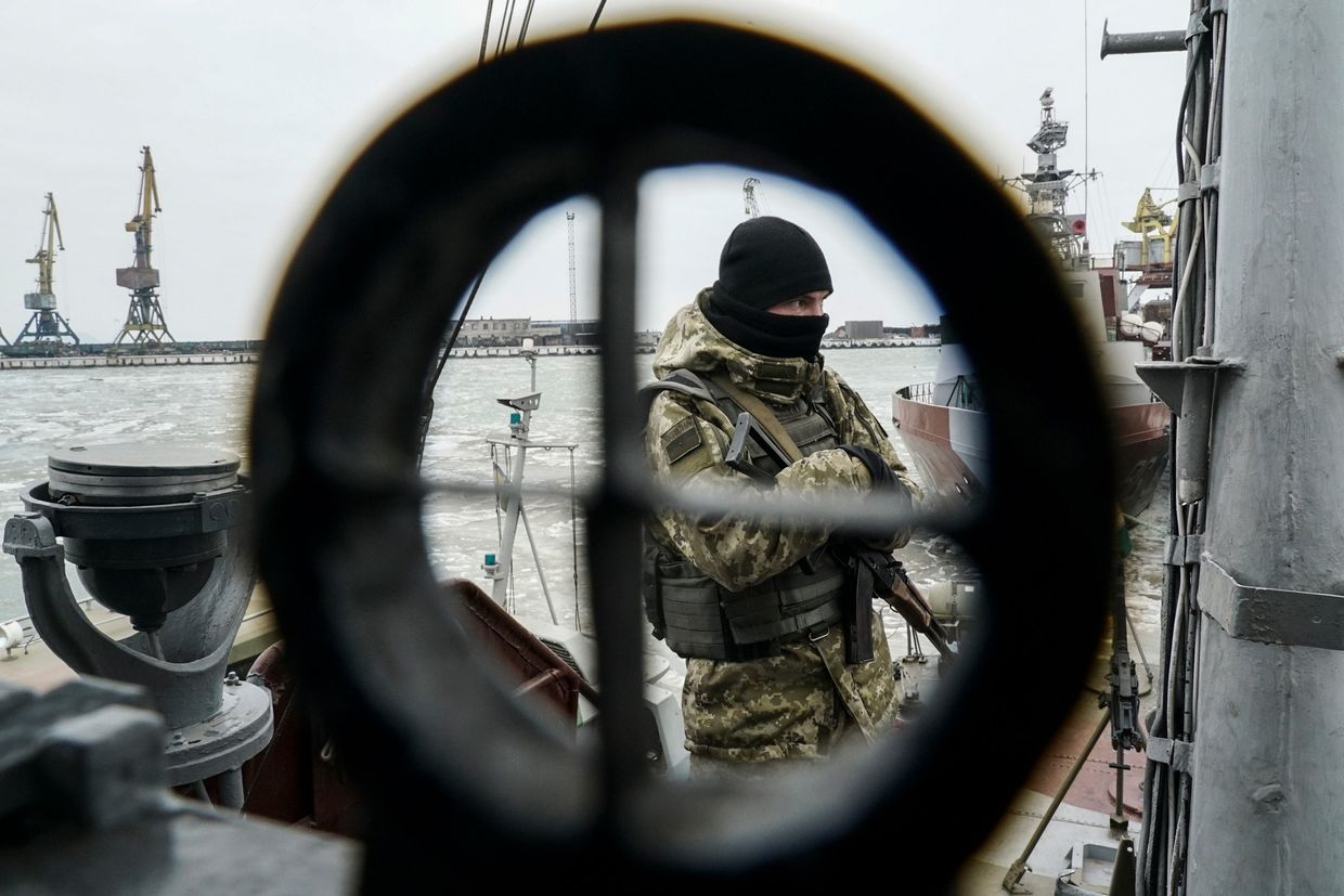 Украинский военнослужащий на борту корабля береговой охраны в Мариуполе