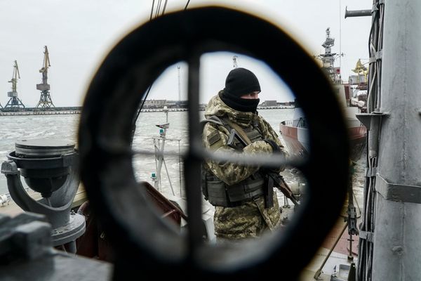 Украинский военнослужащий на борту корабля береговой охраны в Мариуполе