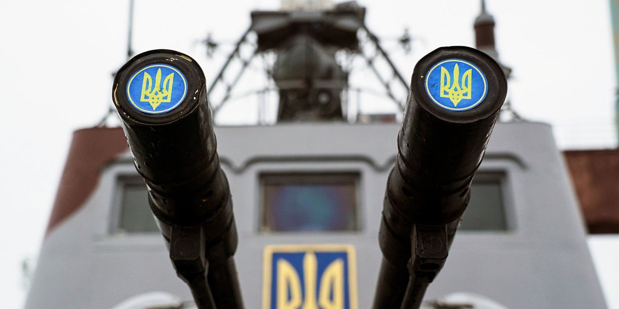 Эмблема Украины на борту корабля берегового охраны в порту Мариуполя