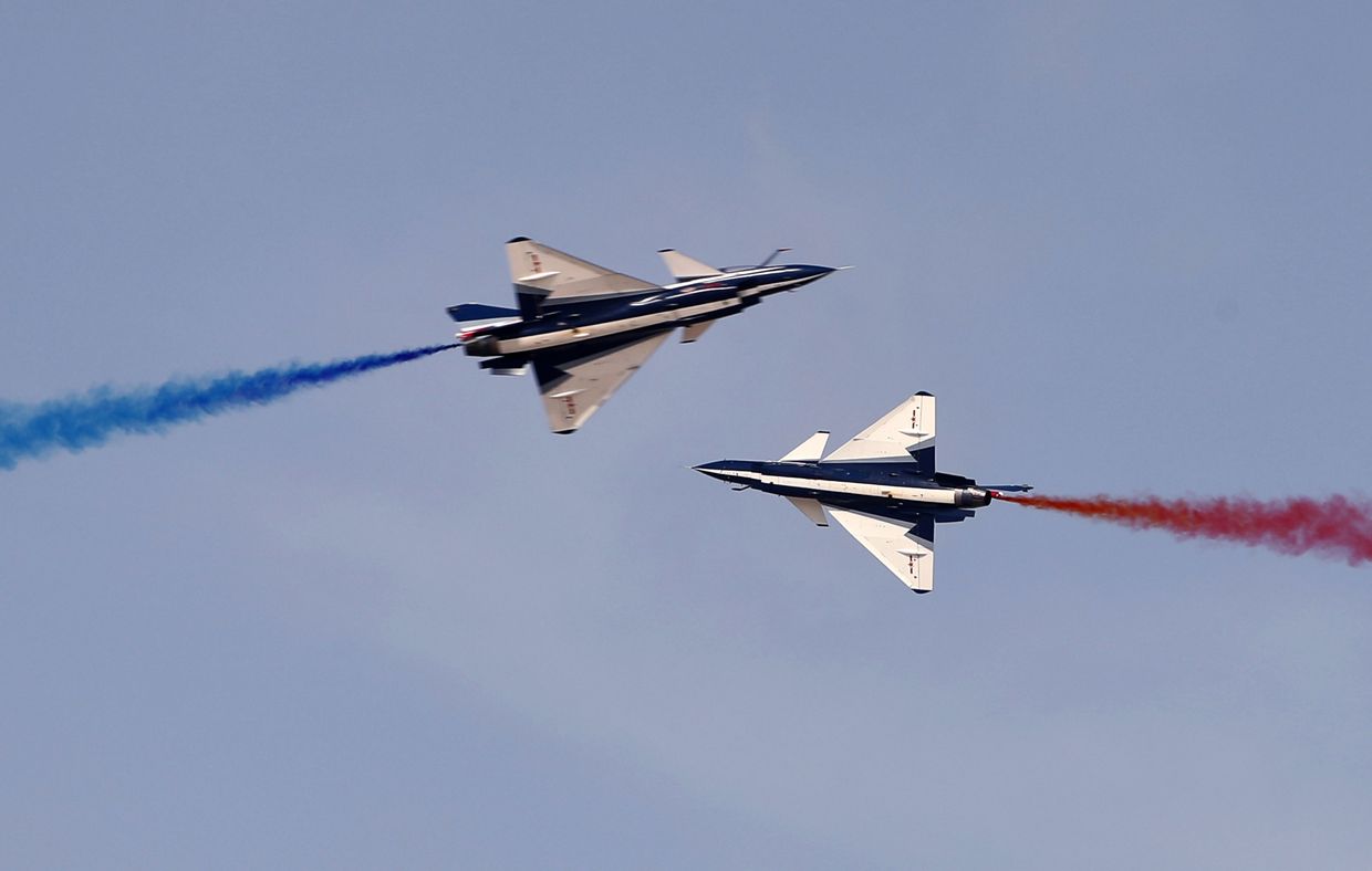 Истребители J-10 ВВС Китая во время выступления на Чжухайском авиасалоне