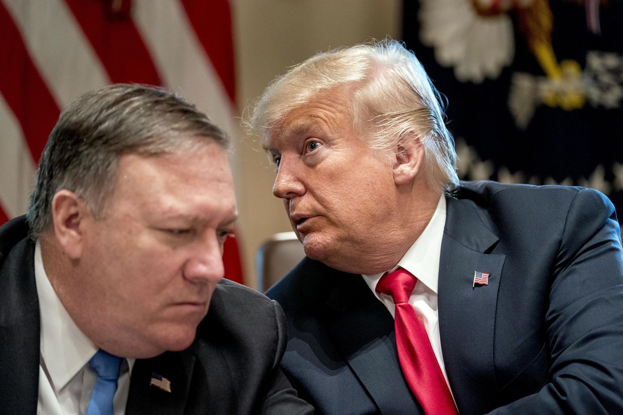 Президент США Дональд Трамп и госсекретарь Майк Помпео во время заседания в Белом доме в Вашингтоне