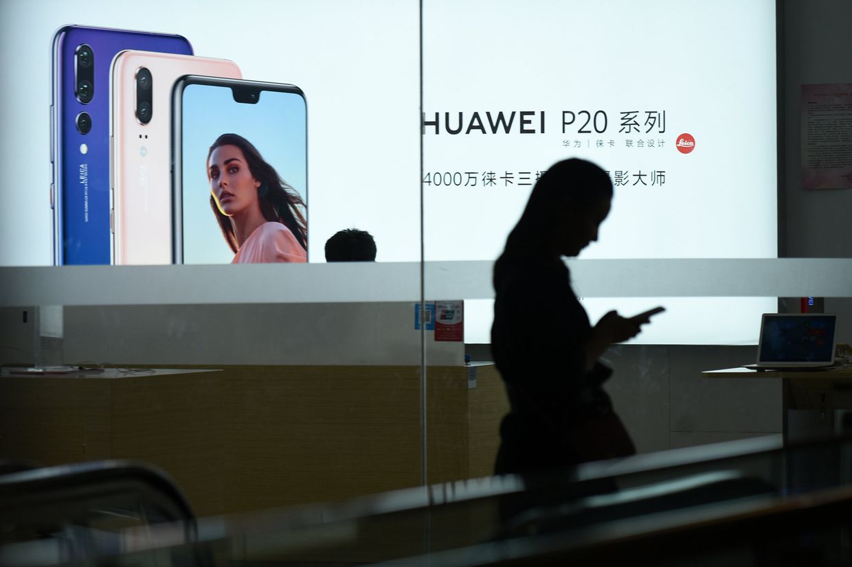 Витрина магазина Huawei в Пекине