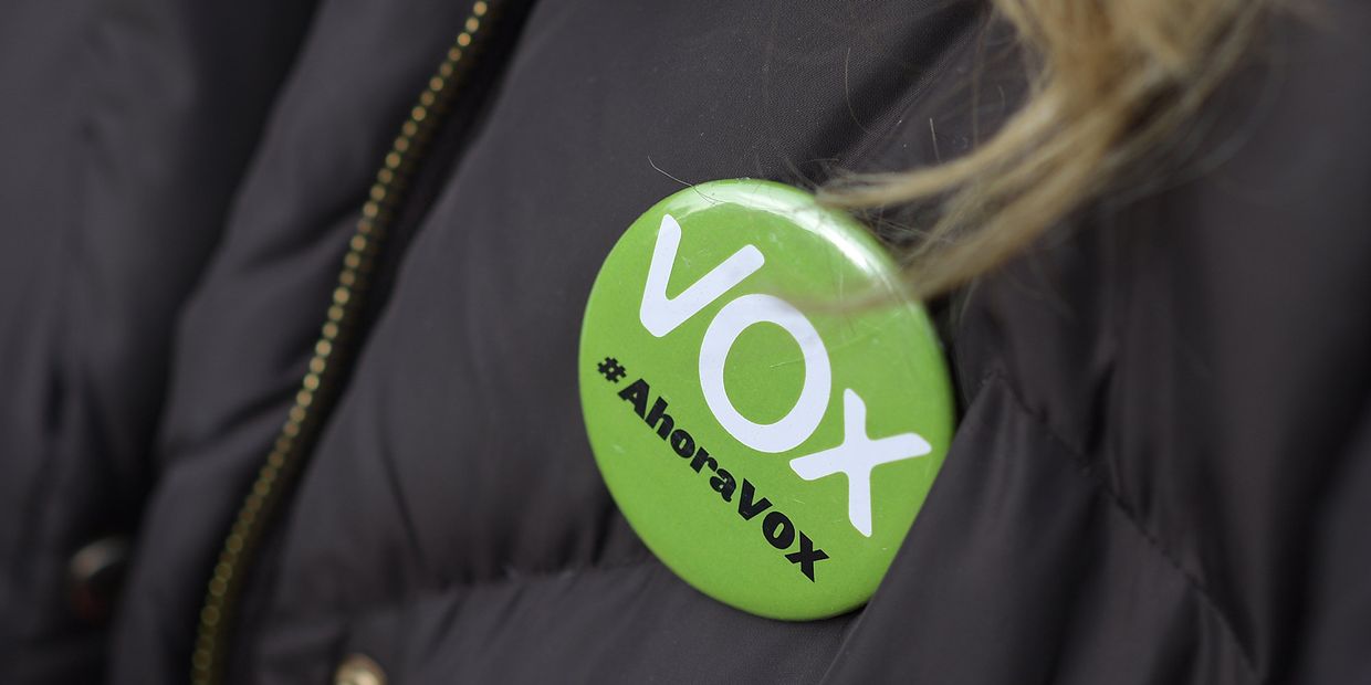 Значек сторонника партии Vox во время демонстрации в Мадриде