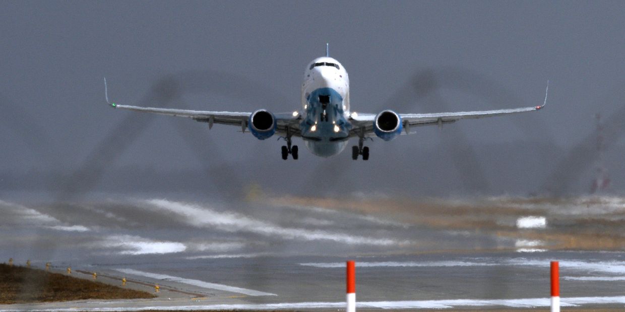 Самолет Boeing 737-800 авиакомпании FlyDubai совершает посадку в аэропорту Внуково в Москве