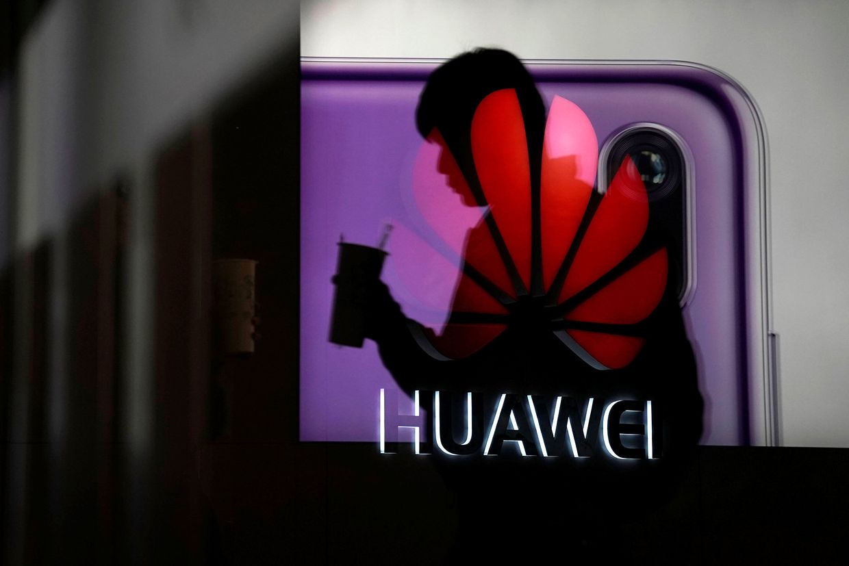 Реклама смартфона Huawei P20 в торговом центре в Шанхае