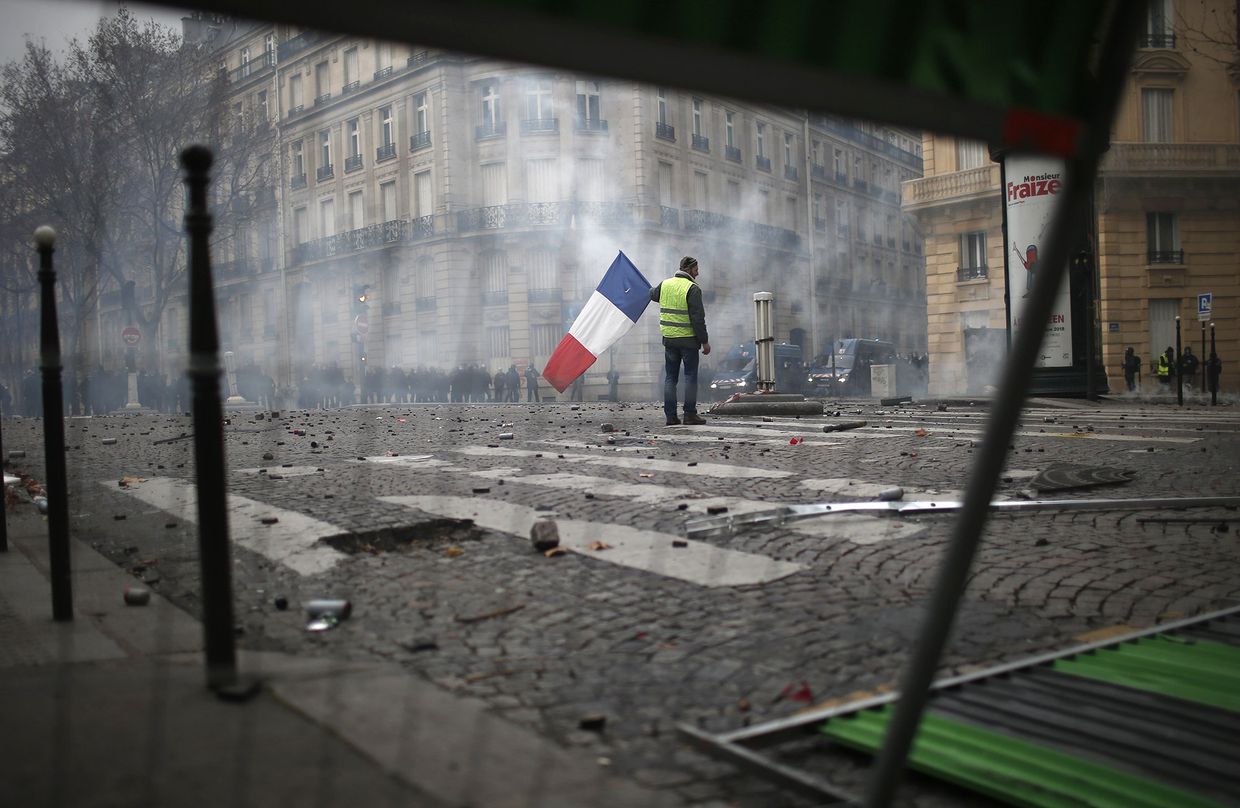 Участники акции протеста в Париже