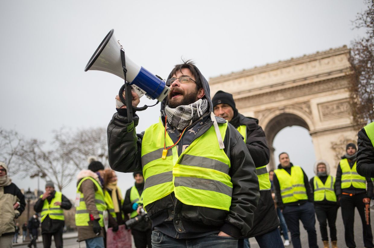Акция протеста автомобилистов жёлтые жилеты в Париже