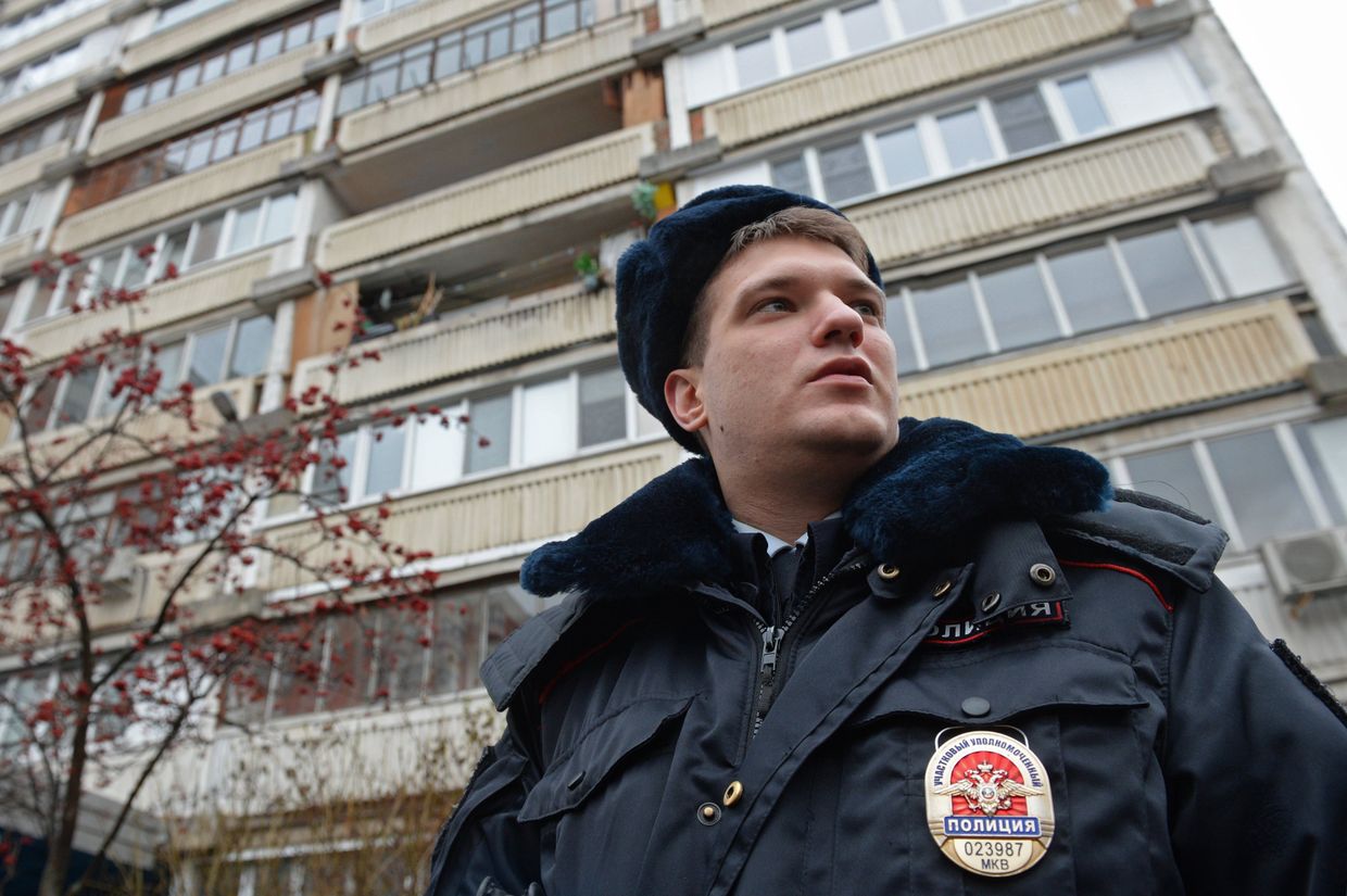 Старший лейтенант полиции во время планового обхода в Москве Старший лейтенант полиции во время планового обхода в Москве