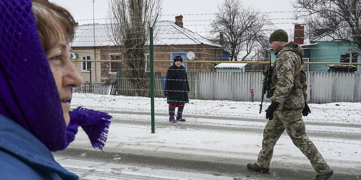 Люди на границе в городе Милове, Украина