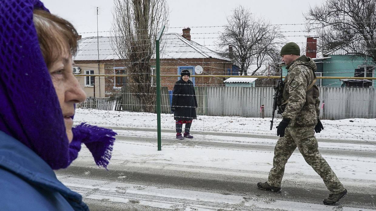Люди на границе в городе Милове, Украина