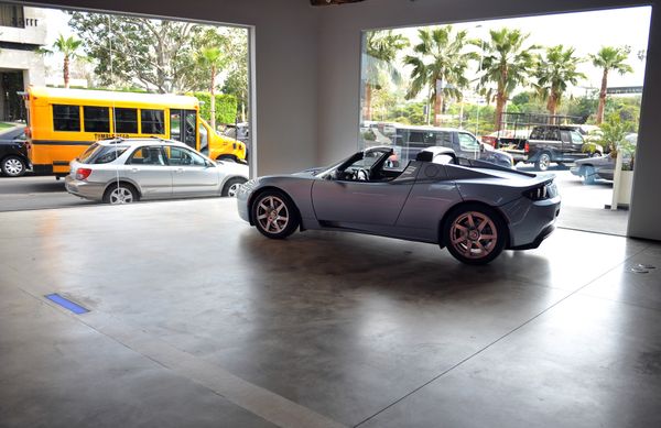 Электромобиль Tesla Roadster в выставочном зале магазина в Лос-Анджелесе Электромобиль Tesla Roadster в выставочном зале магазина в Лос-Анджелесе