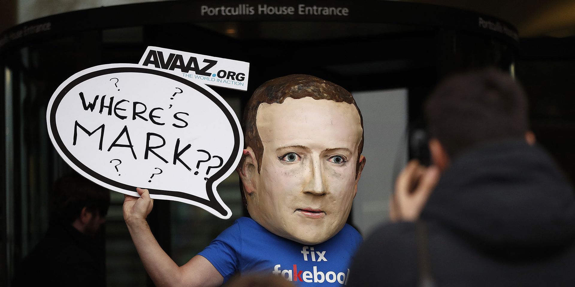 Активист, одетый в маску генерального директора Facebook Марка Цукерберга - ИноСМИ, 1920, 23.06.2023