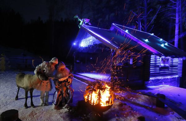 Мужчина, одетый как Дед Мороз