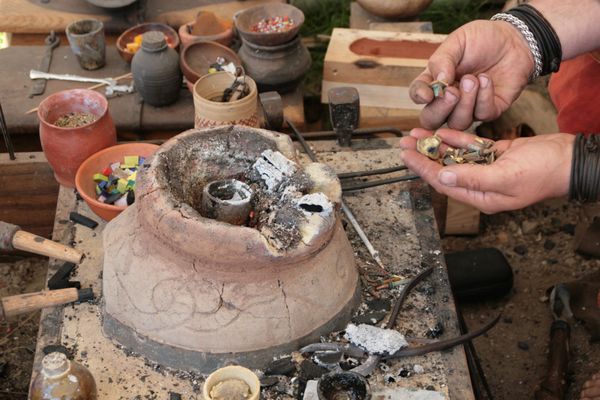 Реконструктор демонстрирует ремесло эпохи викингов в Хедебю
