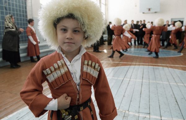 Ученик школы села Комсомольское занимается в кружке художественной самодеятельности