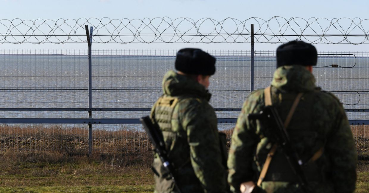 В Крыму построили заграждение на границе с Украиной В Крыму построили заграждение на границе с Украиной