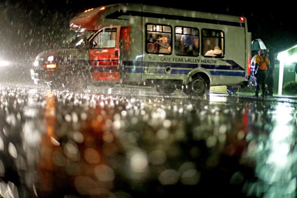 Эвакуация постояльцев из дома престарелых во время тропического шторма Фроленция в Фейетвилле