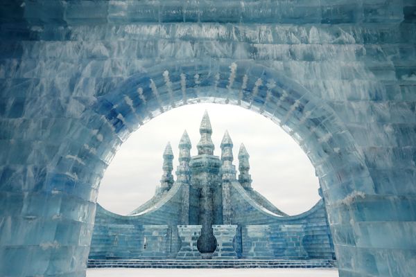 Ледяные скульптуры на ежегодном фестивале льда в китайском городе Харбин