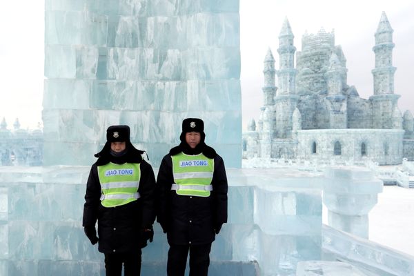 Сотрудники охраны следят за порядком