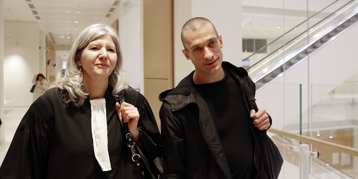 Художник Петр Павленский со своим адвокатом в парижском суде