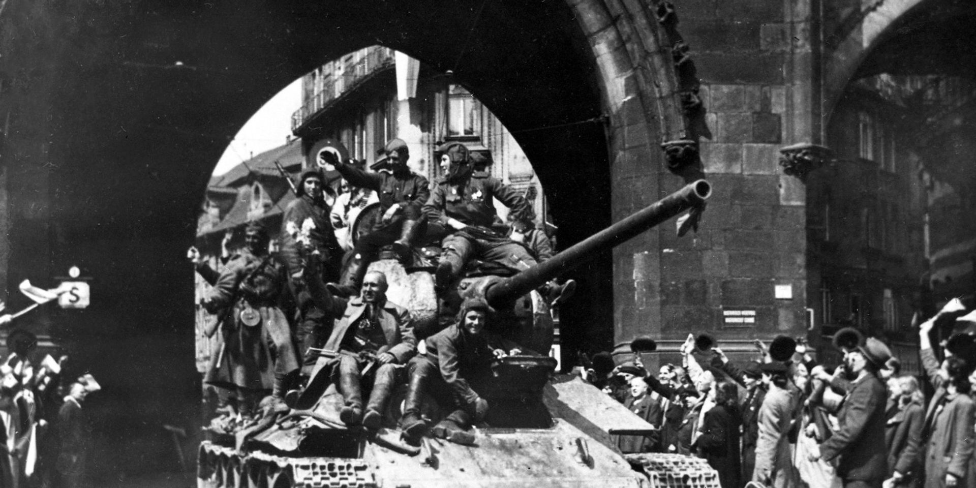 Жители Праги приветствуют советских воинов-освободителей - ИноСМИ, 1920, 08.05.2021