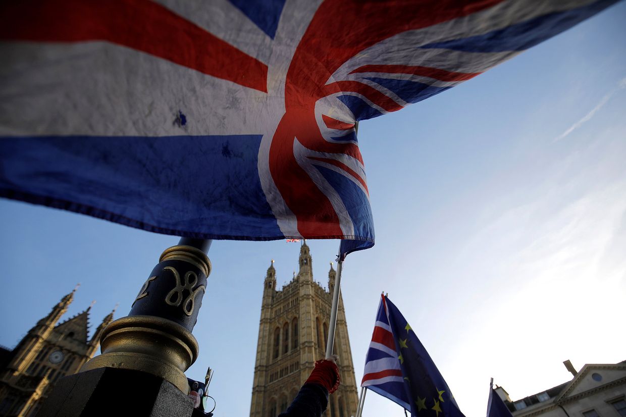 Протестующие у здания парламента Великобритании в Лондоне Протестующие у здания парламента Великобритании в Лондоне