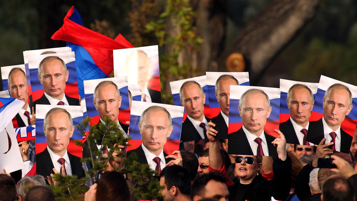 Жители Белграда с портретами президента России Владимира Путина