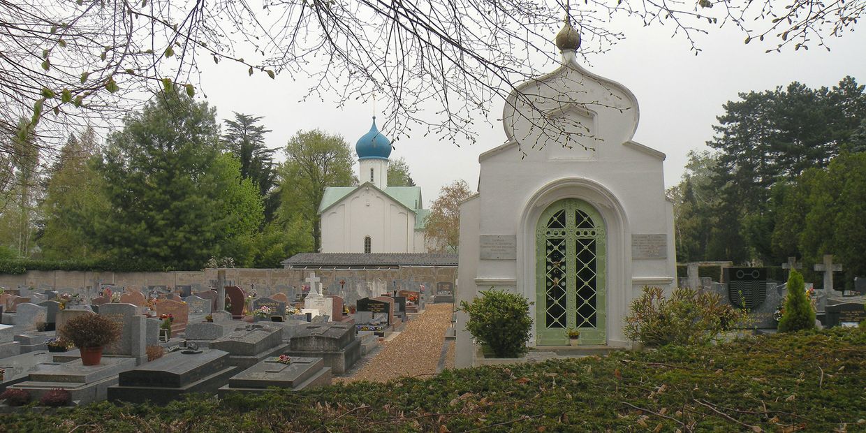 Русские церкви на кладбище в Сент Женевьев де Буа Русские церкви на кладбище в Сент Женевьев де Буа