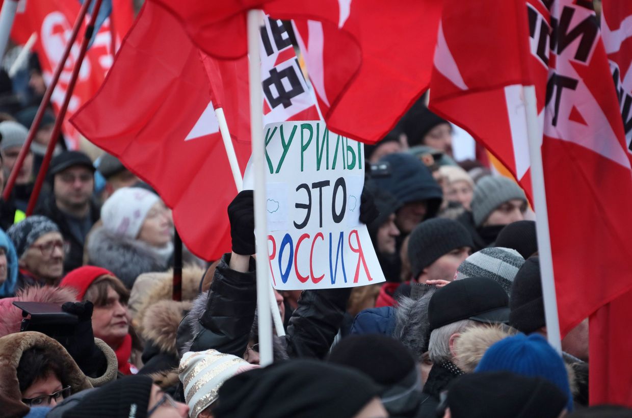 Митинг против передачи Курильских островов Японии