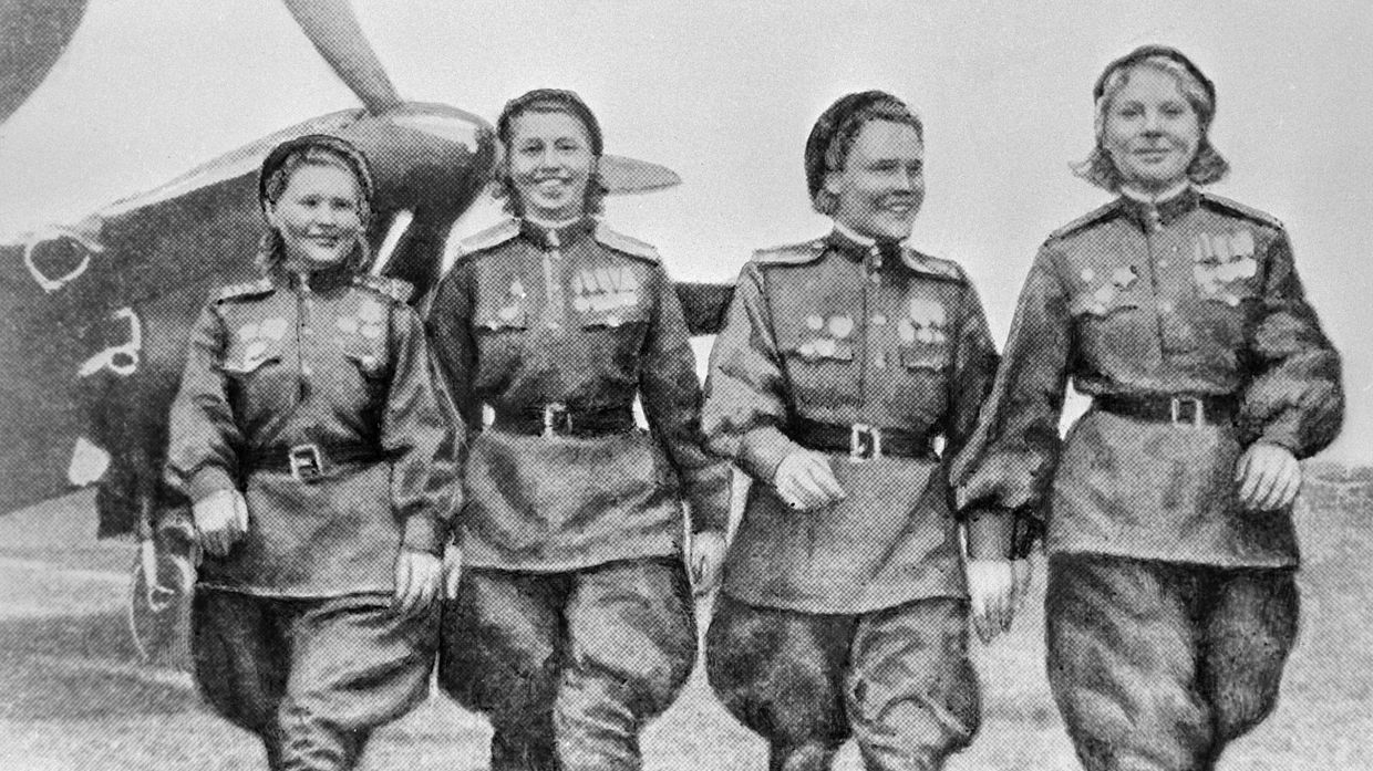 Женщины возвращаются после полета