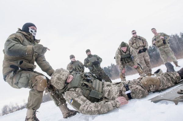 Полевые занятия в центре боевой подготовки недалеко от Яворова, Украина